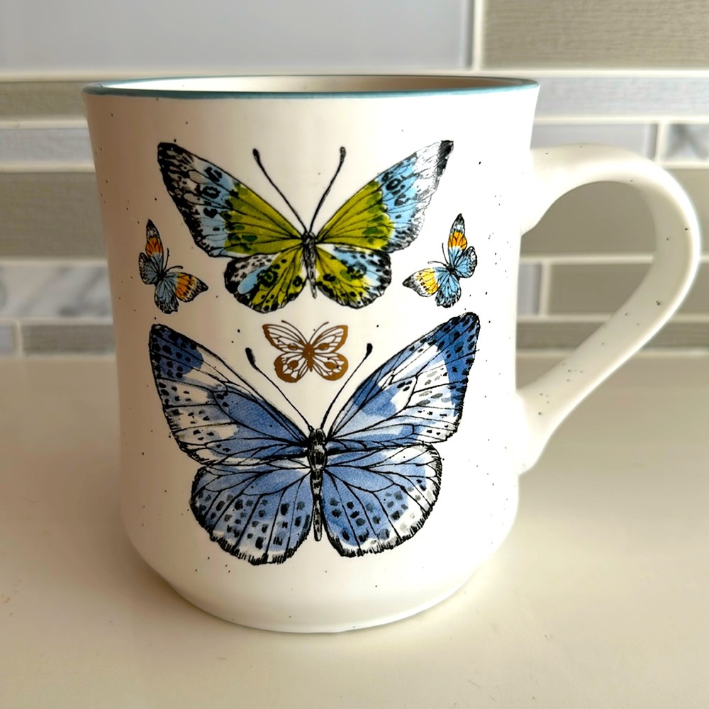 26 oz butterflies 🦋 white ceramic mug